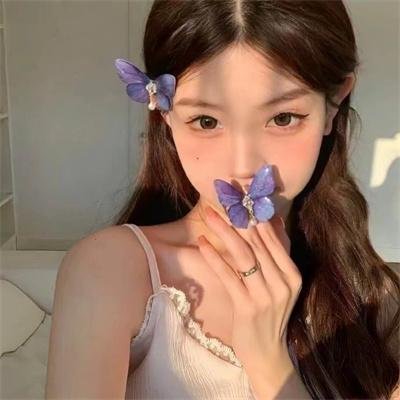 9顶假发的女孩